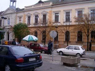Petar Petrović Njegoš Nalazi se u školskoj zoni, U Stražilovskoj ulici, pored