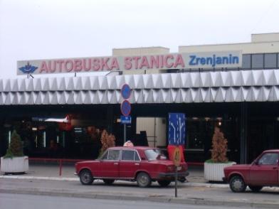 centru grada, u ulici Kej 2. oktobra.