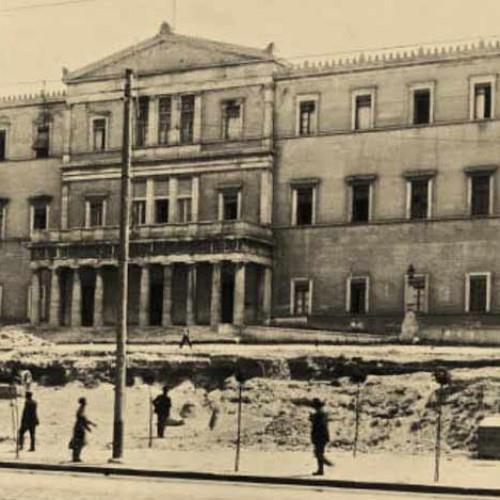 Στην Ελλάδα: για πρώτη φορά με απόφαση του δήμου Ερμούπολης Σύρου στις 16 Ιανουαρίου το 1858, στήθηκε μνημείο στον άγνωστο στρατιώτη του αγώνα του