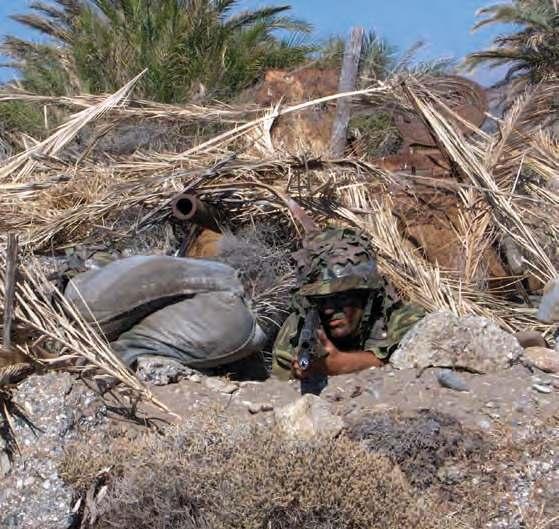 εκπαίδευσης Επαγγελµατιών Οπλιτών (ΕΠ.ΟΠ.), η οποία διακρίνεται σε: Σχολείο Μαχητή Εκπαίδευση στην ειδικότητα Προκεχωρηµένη εκπαίδευση Εκπαίδευση Υποψηφίων Βαθµοφόρων Εκπαίδευση µετά τη µονιµοποίηση.