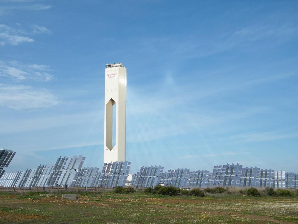 Εικόνα 2.2: Εγκατάσταση Ηλιακού Πύργου PS10 [13] Στην τεχνολογία ηλιακού πύργου μπορούν να επιτευχθούν πολύ υψηλές τιμές συγκέντρωσης ακτινοβολίας (C=300-1500).