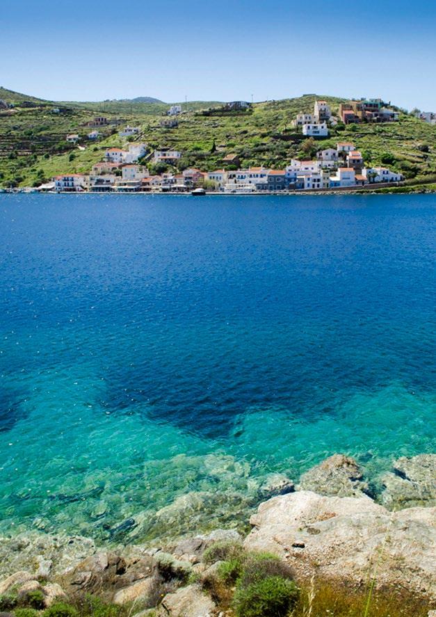 Εδώ θα βρείτε μια χρυσαφένια αμμουδιά, καταγάλανα νερά, πυκνά αρμυρίκια και ένα γραφικό τοπίο που το πλαισιώνουν τα λευκά ξωκλήσια του Άγιου Σώστη και Άη Γιώργη στις δύο άκρες του.