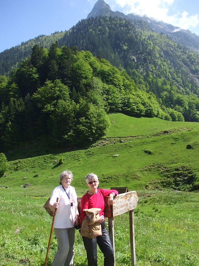 Trešdien, 2011. gada 13. jūlijā Laikraksts Latvietis 9. lpp. Mēs varam būt visur... * Imantā pie Skujņiem Pireneju kalnu pakājē Ciemošanās mazajā, 60 dvēseļu kais.