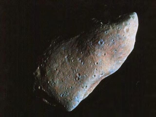asteroïed 951 Gaspra wat van 5300 kilometer weg met die Galileo-ruimtetuig geneem is Gaspra is 19 x 12 x 11 km Kyk hoe baie kraters is daar op die asteroïed se oppervlak Hoewel