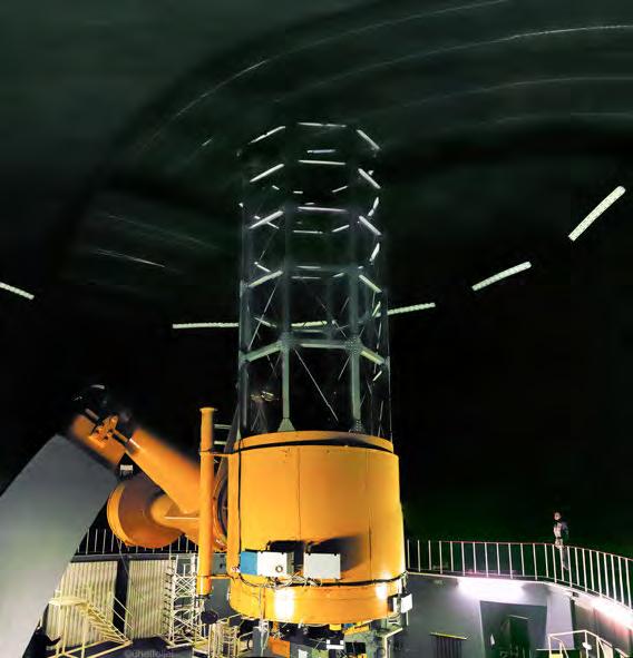 Die SAAO se 1,9 m- reflektorteleskoop Detektors word aan die onderkant van die teleskoop op die Cassegrainfokus vasgeskroef (metaalhouers onder die oranje buise) (Bron: SAAO) BESOEK Is jy nuuskierig