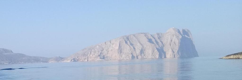 47 Εικόνα 27. Μια άποψη ολόκληρου του μαρμάρινου μονόλιθου στη χερσόνησο του Καλάμου από μακριά, από τα νοτιοδυτικά (πάνω), και μια κοντινή άποψη του μονόλιθου (θέση Βαθειά Λαγκάδια) (κάτω).