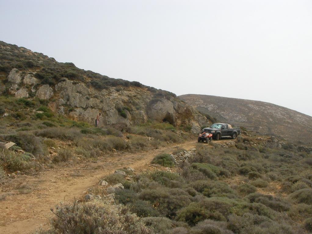 60 Εικόνα 39. Η θέση Ντουμπάρια, όπου υπάρχει το ένα από τα τρία παλαιά μεταλλεία της Ανάφης. Αριστερά από το αυτοκίνητο διακρίνονται οι σχηματισμοί του γρανίτη και των μαρμάρων.