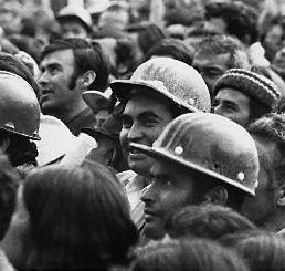 Salvador allende begins a program of profound social and political changes.