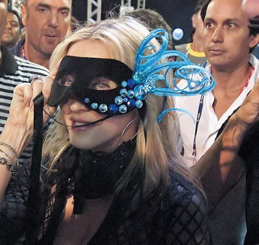Madonos investicijos į Malavį Rijana keliauja po pasaulį Nė žingsnio be žmonos Pagaliau Madona (Madonna), sumaniusi Malavyje pastatyti mergai i mokykl, gali ramiau atsip sti - vietos gyventojai, kuri