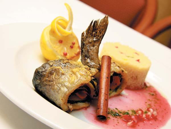 Michel restoran renkasi d l visada šviežio, gardaus maisto ir širdžiai mielos Pranc zij primenan ios aplinkos ( St. Michel restoranas pavadintas pagal gars Paryžiaus bulvar ).