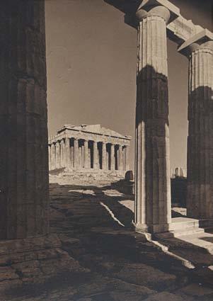 Ἐπιχρωματισμένες μέ τό χέρι. (2) 250-350 371 LESTER, Emile. Παραδοσιακές ἐνδυμασίες Ἀμοργοῦ, Σίφνου καί Κέας. [π. 1930].