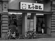 Το πρώτο κατάστημα Lidl άνοιξε στην Γερμανία το 1973 στο Ludwigshafen, απασχολώντας τρία άτομα και παρέχοντας περίπου 500 κωδικούς προϊόντων (lidl-hellas.