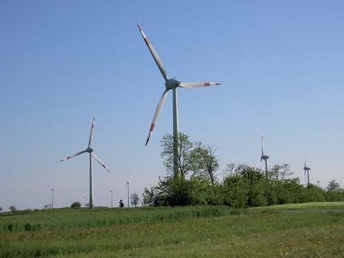 Európa dnes dováža 54 % energie a do roku 2030 sa očakáva až cca 70 %. Európska politika veternú energiu podporuje rovnako ako všetky obnoviteľné aj domáce zdroje.