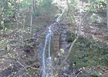 Na jej konci zisťujem, že som vo výške Výstražná tabuľka Lavínový terén 30 ENVIROMAGAZÍN 4/2009 Bajkom na Kráľovu studňu 397 m n. m. a cyklokomputer ukazuje prejdenú vzdialenosť 6 km.