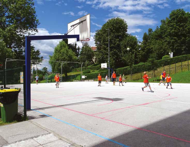 Salezijanski mladinski center Rakovnik Ekipa SMC Rakovnik Morda smo res nekoliko skriti v zavetju dreves, vendar vsak, ki ve, kje na Rakovniku stoji cerkev, ve tudi za naš SMC.