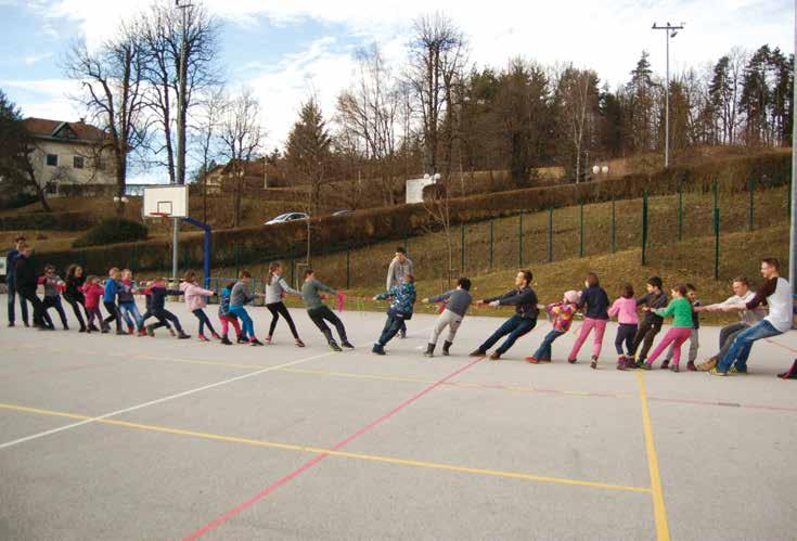 Tako na službeni kot na zasebni poti. Organiziramo več delavnic in tečajev. Šivanje, kleklanje, modelarska delavnica, tečaji jezikov... Smo tudi regionalni partner projekta SIP 2.