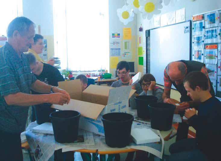 Vrtnarska delavnica na Centru Janeza Levca Matejka Podlogar Maja smo člani Sadjarskega in vrtnarskega društva v Ljubljani obiskali Center Janeza Levca na Šmartinski cesti v Ljubljani.