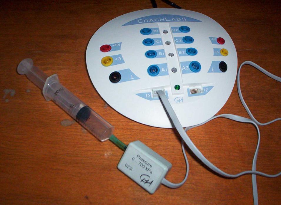 Obrázok.6: Striekačka pripojená na tlakový senzor, ktorý je zapojený na počítač súpravou CoachLab 2.
