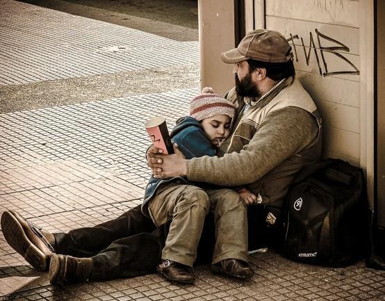 Συνέπειες Φτώχειας Η φτώχεια επιφέρει άμεσες συνέπειες, τόσο στα άτομα όσο και στην κοινωνία. Σε ατομικό επίπεδο: Έλλειψη πρόσβασης στα είδη πρώτης ανάγκης.