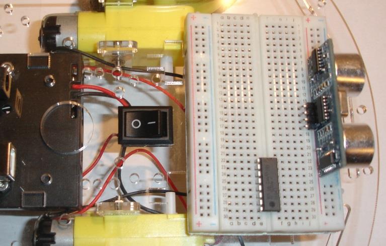 Αν πάλι επιλέξετε να χρησιμοποιήσετε το chip L293D, θα πρέπει να το τοποθετήσετε πάνω στο breadboard, με κάθε ακροδέκτη του να συνδέεται σε μία ξεχωριστή