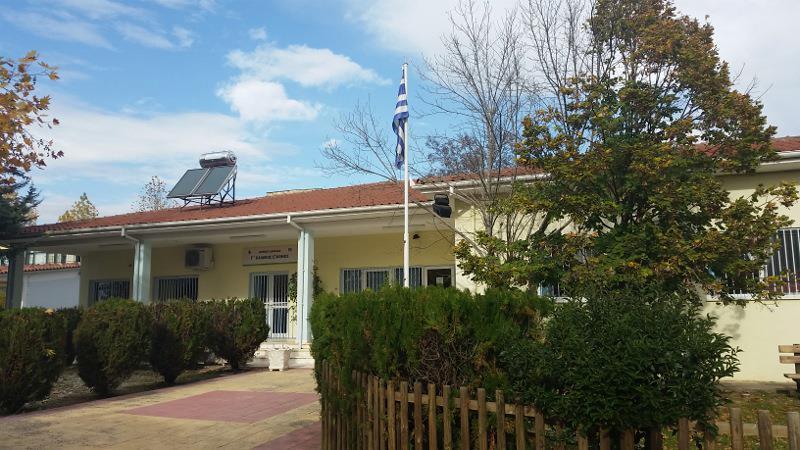 Γ ΔΗΜΟΤΙΚΟΣ ΠΑΙΔΙΚΟΣ ΣΤΑΘΜΟΣ ΔΡΑΜΑΣ, ΔΗΜΟΣ ΔΡΑΜΑΣ, Π.Ε. ΔΡΑΜΑΣ ΓΕΝΙΚΑ ΣΤΟΙΧΕΙΑ ΚΤΙΡΙΟΥ Το κτίριο βρίσκεται, επί των οδών Καστρινού και Οδυσσέως 4 στη Δράμα, στην περιοχή του γηπέδου Δόξας.