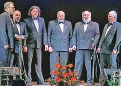 Člani KUD-a France Koblar so ta večer poskrbeli za humor, mladi folklorniki pa s svojim plesom ravno tako priklicali nasmehe na obraze publike v dvorani.