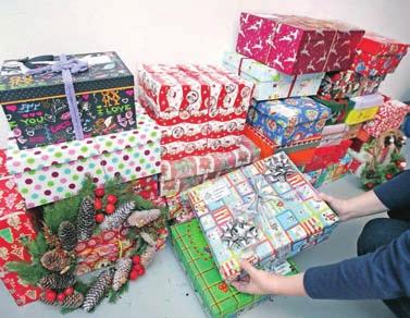 Ana Šubic Kranj Če so v prvi akciji Božiček za en dan leta 2012 zbrali 225 daril za otroke iz socialno ogroženih družin, jih nameravajo letos obdariti več kot deset tisoč.