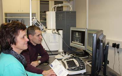 18 investiramo Mag. Erika Bricelj in dr. Boštjan Bradaškja pri prvih analizah na novem elektronskem mikroskopu Novo raziskovalno opremo si je ogledalo tudi vodstvo SIJ-a in Acronija.