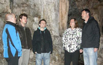 Člani Dravograjskega okteta nastopajo v jami Vilenica. Pripravljeni na ogled pršutarne Degustacija vina v kleti Vinakras Tokrat smo se odločili, da izlet na Primorsko v celoti izvedemo sami.
