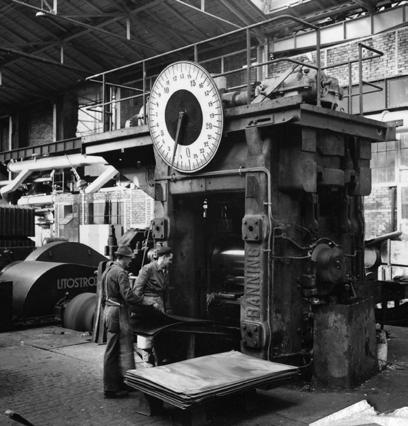 60 obujamo preteklost Valjarna tanke pločevine leta 1962 (GMJ, fototeka Železarne Jesenice) Na Javorniku so leta 1933 zgradili še valjarno tanke pločevine in leta 1949 valjarno debele pločevine.