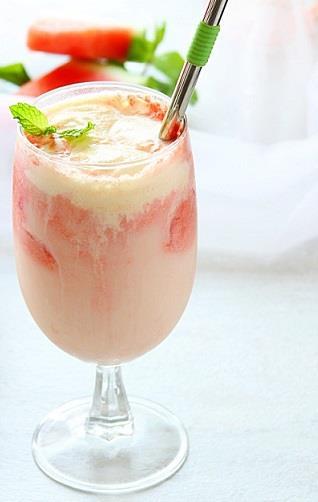 Η γεύση της φράουλας είναι αξεπέραστη το καλοκαίρι. ΤΣΑΪ ΦΡΑΟΥΛΑΣ ΠΑΓΩΜΕΝΟ 1 κουτ. Salveo Strawberry Ice Tea 160 ml ζεστό νερό Ζάχαρη ή μέλι Πάγος Λίγες φρέσκιες φράουλες κομμένες στη μέση.
