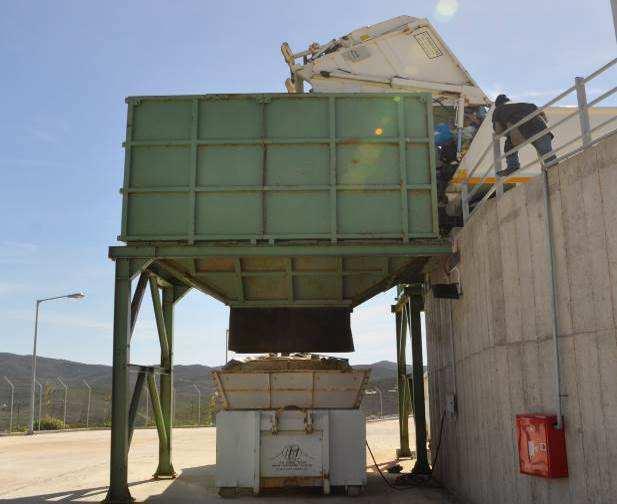 Εικ. 4.4: ιαδικασία πλήρωσης press container µέσω µεταλλικής χοάνης Εικ. 4.5: ιάταξη των 3 χοανών στις εγκαταστάσεις του ΣΜΑ (επίπεδο επίπεδο) Εικ.