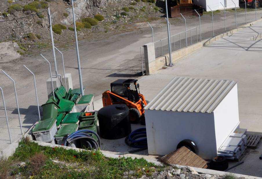 Εικ. 4.7: Αποθηκευµένοι κάδοι για τις εποχιακές ανάγκες, εντός του ΣΜΑ Εικ. 4.8: Καινούργιοι αποθηκευµένοι κάδοι, ως απόθεµα, εντός του χώρου δεξαµενής ύδρευσης 4.4.3 ιαχείριση Ανακυκλώσιµων Υλικών και Αποβλήτων Συσκευασιών (Α.
