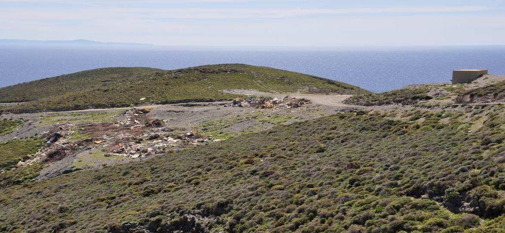 Εικ. 4.13: Χώρος εναπόθεσης ογκωδών έξω από τον αποκατεστηµένο ΧΑ Α «Καστρί» Σύµφωνα µε την Άδεια Συλλογής-Μεταφοράς που διαθέτει ο ήµος Ψαρών (Α.Π. 11603/1063/ΑΦ6.1.16./22-7-2011 /νση ΠΕΧΩΣ Β.Α.) τα απόβλητα µε κωδικούς ΕΚΑ 20 02 02 και 20 03 07 θα µεταφέρονται αποκλειστικά από ανοιχτό όχηµα.