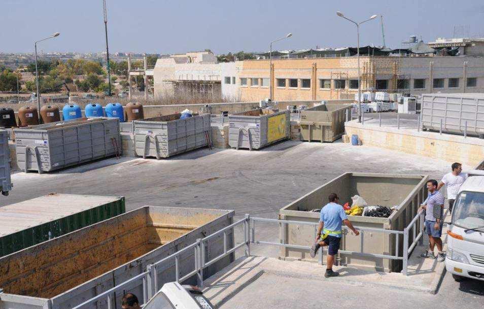 5.3 ΑΠΑΙΤΟΥΜΕΝΕΣ ΥΠΟ ΟΜΕΣ ΚΑΙ ΕΞΟΠΛΙΣΜΟΣ ΥΛΟΠΟΙΗΣΗΣ ΤοΣ Α 5.3.1 Εγκατάσταση «Πράσινου Σηµείου» Η κατασκευή και λειτουργία της εγκατάστασης θα γίνει σύµφωνα µε όσα ορίζονται στην Κ.Υ.Α. οικ.