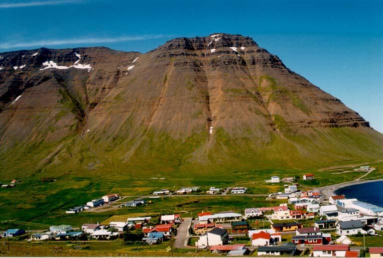 Mynd 9: Búðarhyrna og norðurhluti byggðarinnar í Hnífsdal (ljósmynd: Harpa Grímsdóttir).