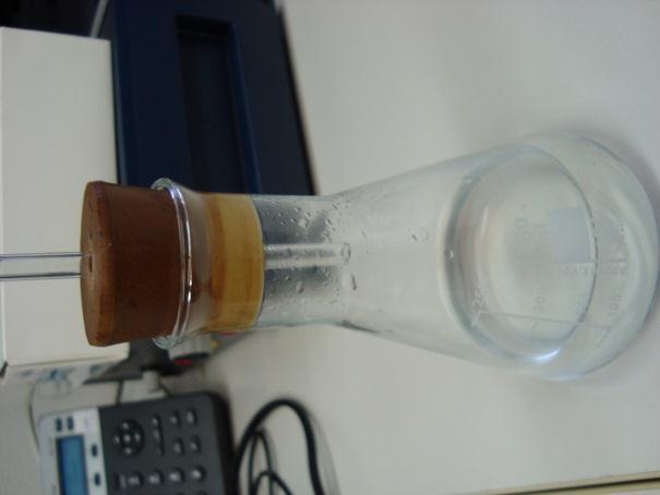 Delovanje h(t2)cevko na vrhu zapremo s prstom in obrnemo termometer tako, da voda zalije vrat posode in zamašek s cevko.