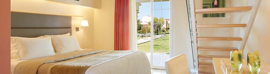 Ένα ευρύχωρο υπνοδωμάτιο με δύο μονά ή ένα διπλό κρεβάτι, μπάνιο με ντουζιέρα και επιπλωμένη βεράντα ή μπαλκόνι στο πρώτο επίπεδο.