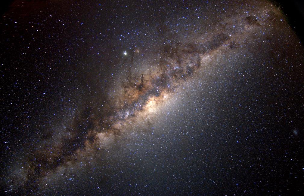Galaxia Pomenovanie Galaxia pochádza z gréckeho γαλαξίας mliečny a odkazuje na svetlý pás, ktorý sa ťahá hviezdnou oblohou - Mliečnu cestu.