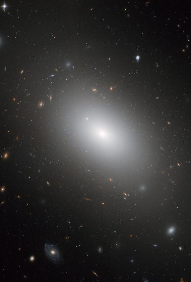 (vpravo hore), eliptická galaxia NGC 1132 (vľavo
