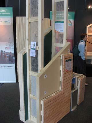 Slika 6: Modela stenskih konstrukcij za pasivne hiše tujih proizvajalcev montažnih hiš med lesene nosilne elemente se vstavi toplotna izolacija Toplotna izolacija Debelina toplotne izolacije je