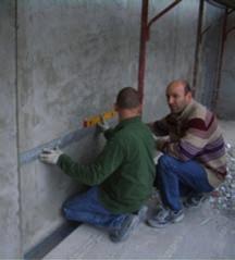 1), osaďte v požadovanej výške zakladacie lišty MAPETHERM BA (prípadne môže byť použitý aj iný výrobca) pomocou skrutiek MAPETHERM FIX B alebo inými vhodnými skrutkovacími kotvami na tento účel