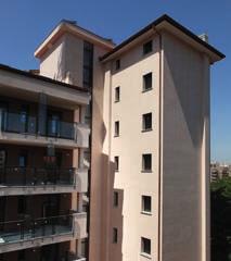 V porovnaní s tradičnými systémami s farebnými povrchovými úpravami, s keramickým obkladovým prvkom vyžaduje pevnejší podklad s vyššou odolnosťou.