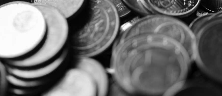 Παραδείγματα: Εμπορικά καταστήματα: ρούχα υποδήματα, αξεσουάρ (τσάντες κλπ), περίπτερα κλπ Καταστήματα τροφίμων: χασάπικα, μανάβικα, μπακάλικα, μινι μάρκετ κλπ Αισθητική: κουρεία, περιποίηση (νύχια