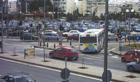 Οι χώροι στάθμευσης είναι δυο, υπαίθριοι και συνεχόμενοι για 270 και 360 επιβατικά αυτοκίνητα αντίστοιχα. Ένας από αυτούς βρίσκεται πάνω από αμαξοστάσιο του Μετρό.