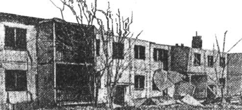 Επισκευές 15 16 17 Σχ.15: Πάνελ τοίχου καταστρεμμένο από τη φωτιά. Η αποσάρθρωση (spalling) του σκυροδέματος μέχρι βάθη 2,5 in (6cm) και πάνω, αποκαλύπτωντας τις ράβδους οπλισμού, είναι σύνηθης.