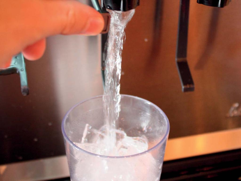 VODA 1/2014 Pijem zdravú vodu, nápoj z vodovodu V porovnaní s balenou stolovou vodou, ktorú si tak radi kupujeme v obchodoch, je cena vody z kohútika až 400-krát nižšia -Išlo o spoločnú iniciatívu