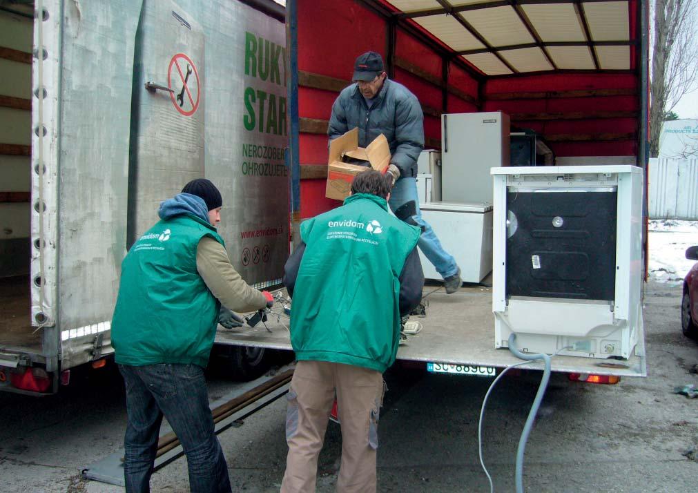 1/2014 ODPADOVÉ HOSPODÁRSTVO ENVIDOM vlani zabezpečil zber takmer 10 000 ton elektroodpadu, čím prekročil minimálne ciele stanovené legislatívou Problémom je nelegálny zber Sme presvedčení, že naše