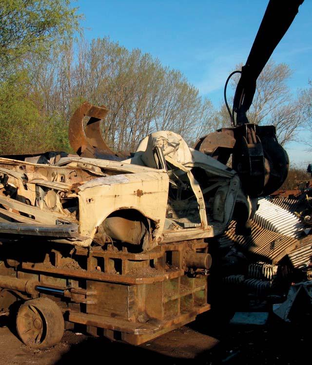 RECYKLAČNÝ PRIEMYSEL 1/2014 né auto s hydraulickou rukou a hákovým nakladačom. Tieto zariadenia sú určené pre dopravu starých vozidiel zo zberných miest a od jednotlivých žiadateľov.