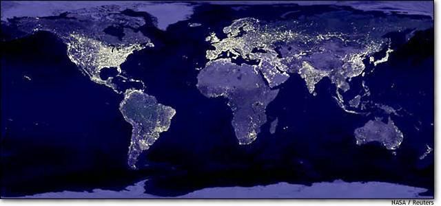 Porovnajte svoj odhad s nočnou satelitnou snímkou, z ktorej je celkom jasne vidno, v ktorých oblastiach žije najviac ľudí.
